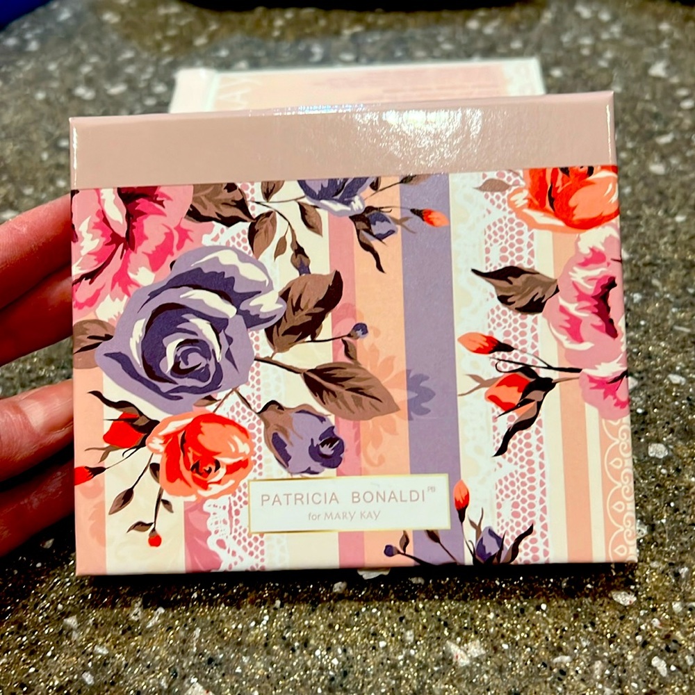 Mary Kay ~ Into the Garden ~ Makeup Palette Compact NIB discontinued